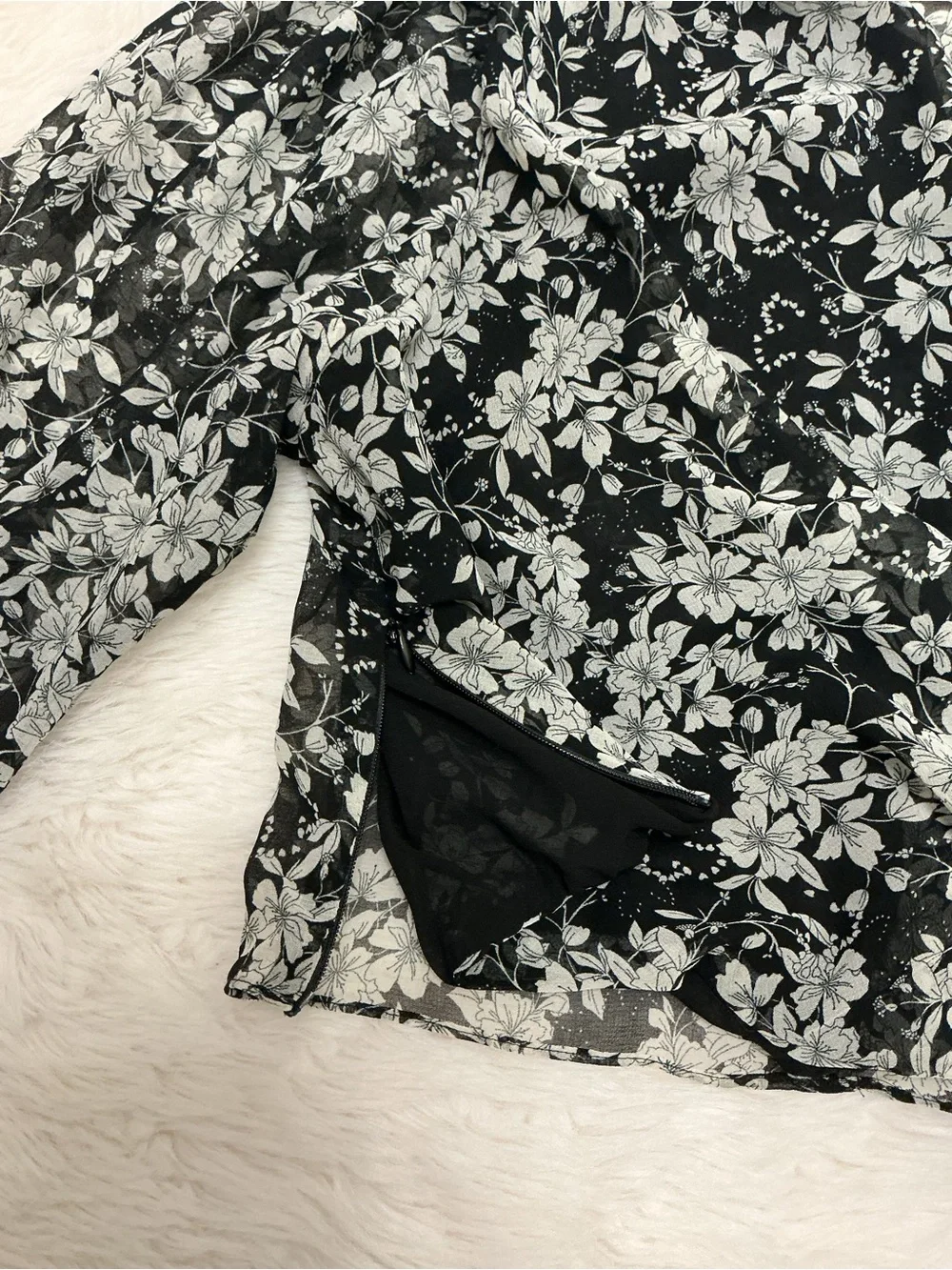 Zara-  Black and White Floral Sheer Long-Sleeve Crop Top - Picture 5 of 9